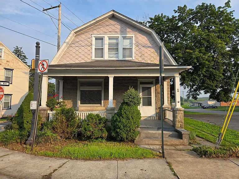 1 Manor Ave — Photo 1