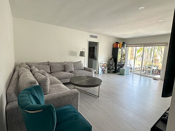3rd image of 5328 Newcastle Ave