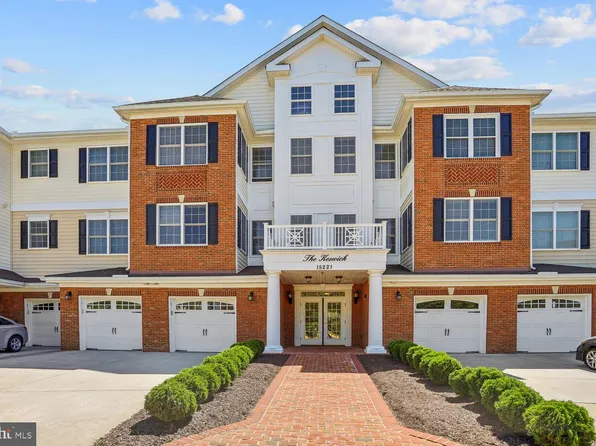 15221 Royal Crest Dr APT 302, Haymarket, VA 20169