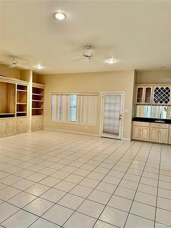 5 bed, 3.0 bath, 2820 sqft, $2,400 — Photo 2