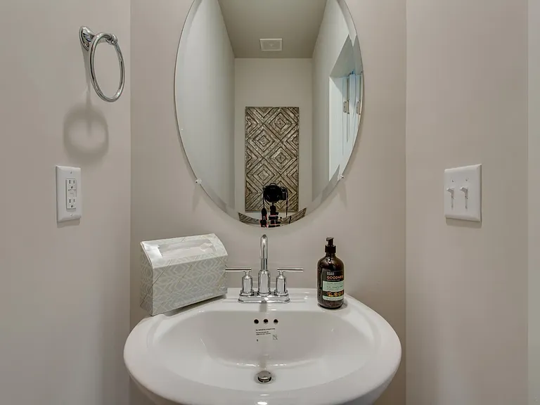 2710 Fordham St — Photo 4