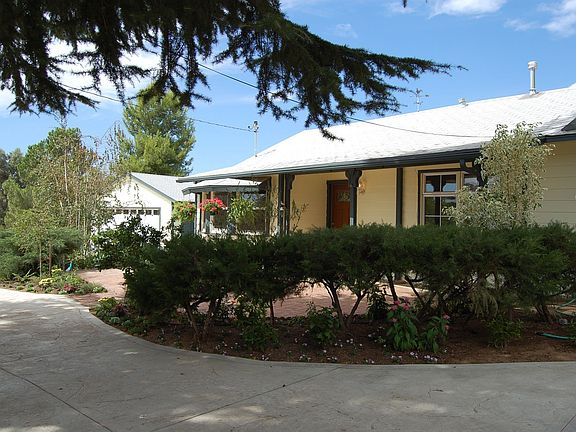 Circular Driveway, Nice Shade Trees - Welcome Home!