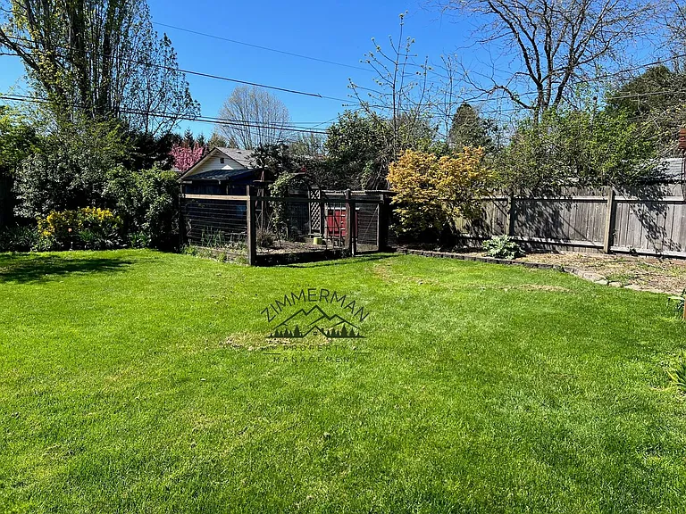1060 Randall St — Photo 11
