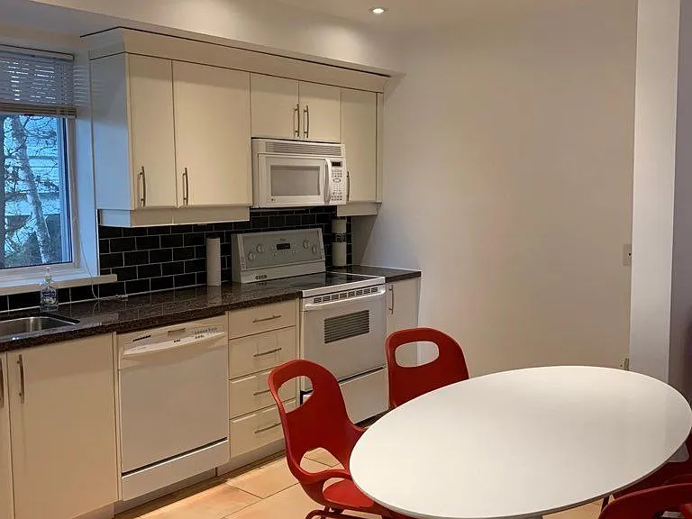 34 Georgian Ln #B — Photo 4
