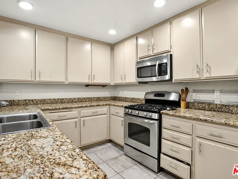 1110 S Shenandoah St #8 — Photo 8