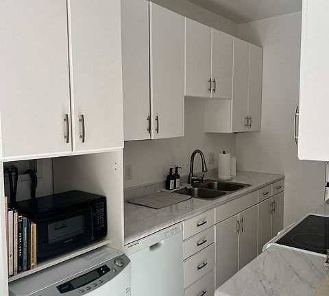 3rd image of 132 S Bedford Dr APT 204