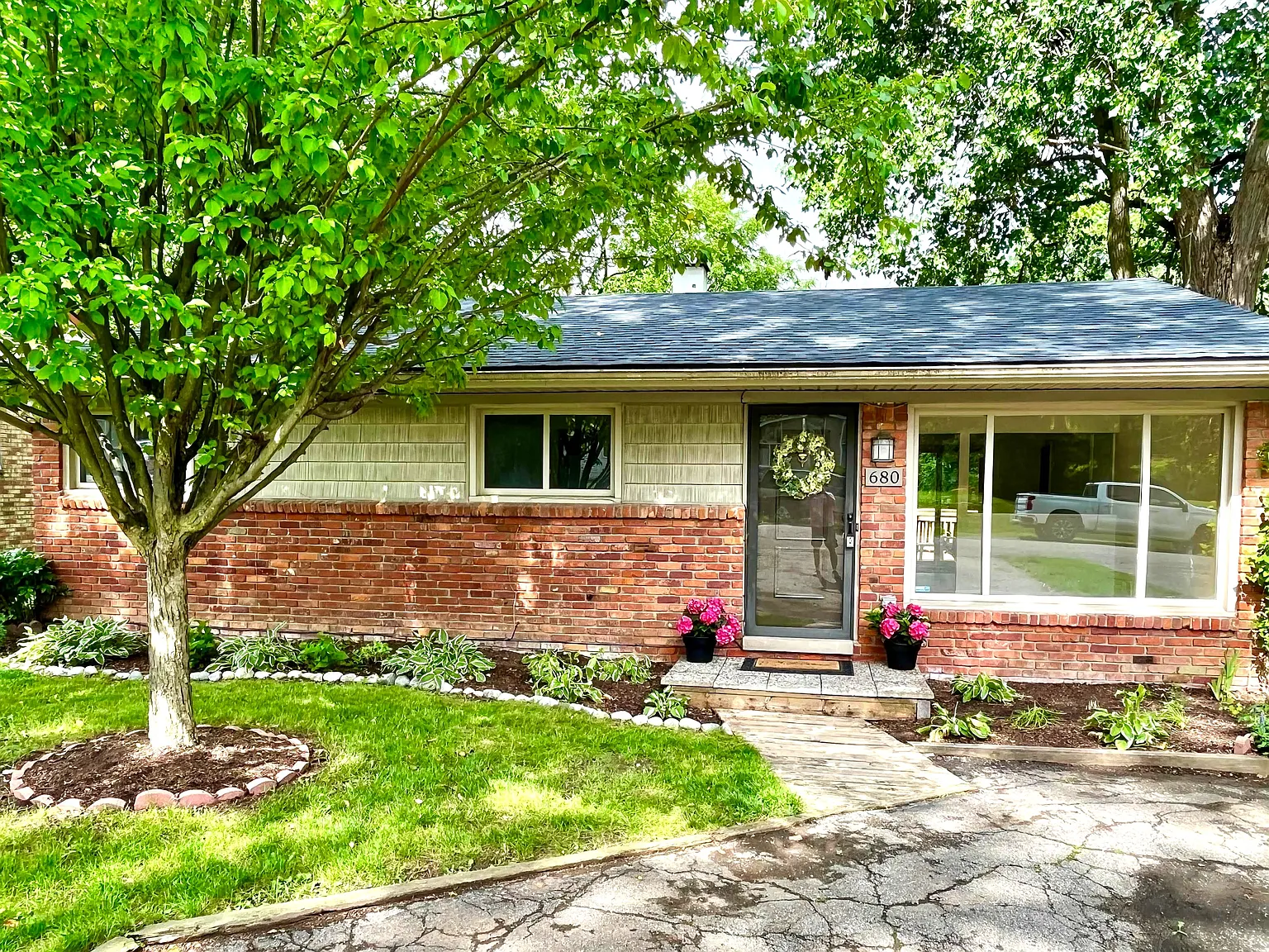 680 Hogarth Ave photo 1