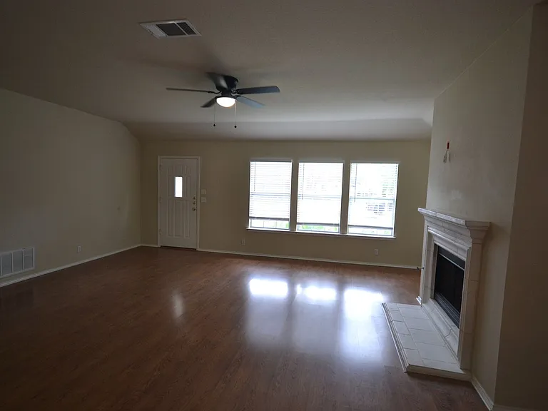 1803 Warwick Cv — Photo 4