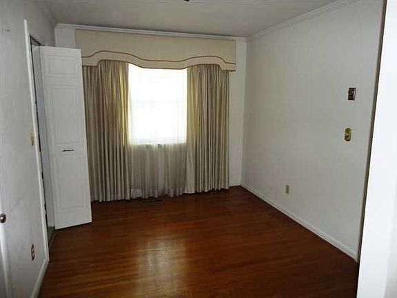 2nd image of 3607 Helen Ln