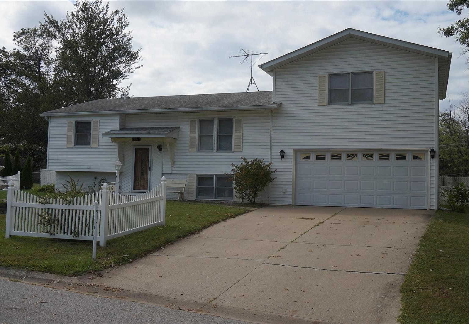 7736 Nightingale Ln, Godfrey, IL 62035 Zillow