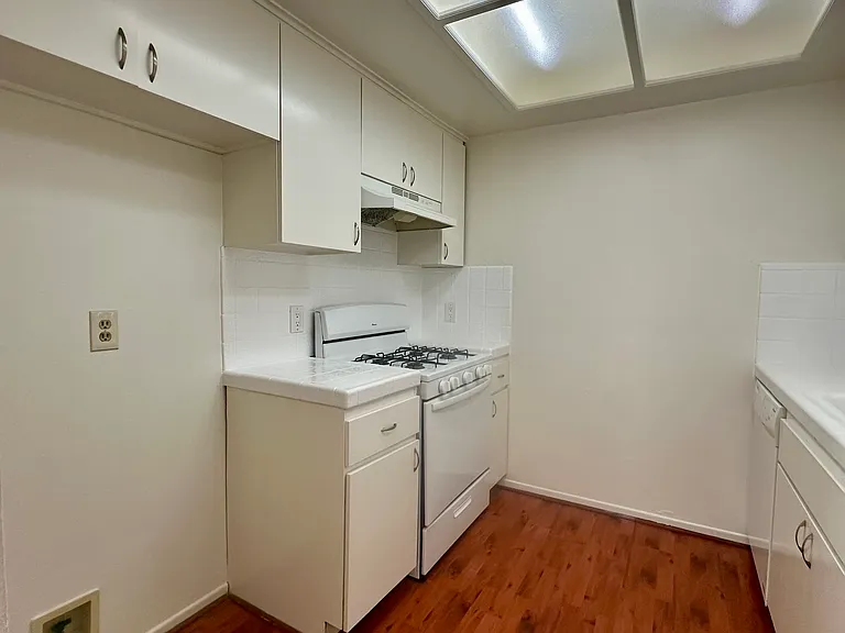 1034 Thompson Ave #8 — Photo 4