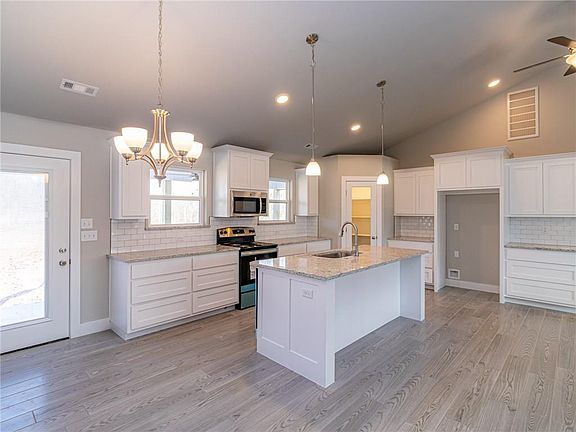 3rd image of 12 Hudson Ln