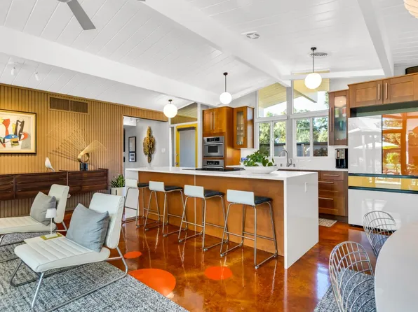 6425 S Land Park Dr, Sacramento, CA 95831