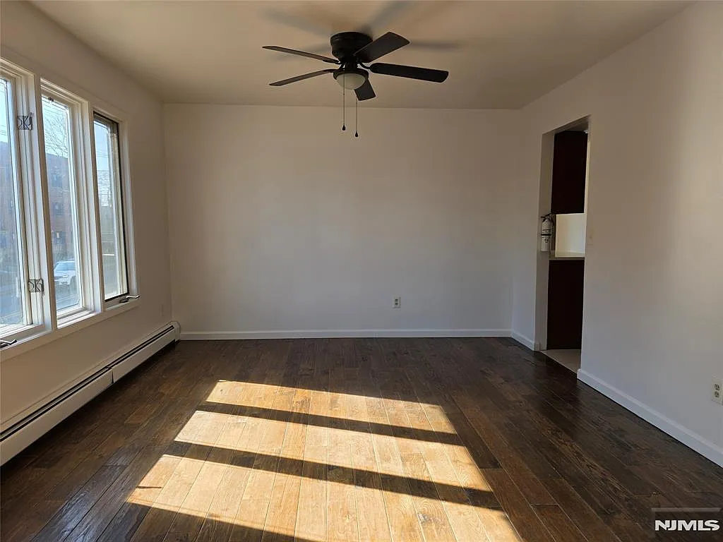 3 bed, 2.5 bath, 1830 sqft, $3,700 — Photo 2