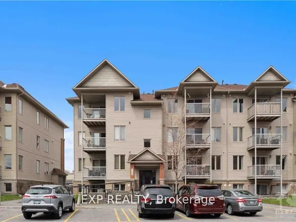 305 Cresthaven Dr #3, Ottawa, ON K2G 4R5