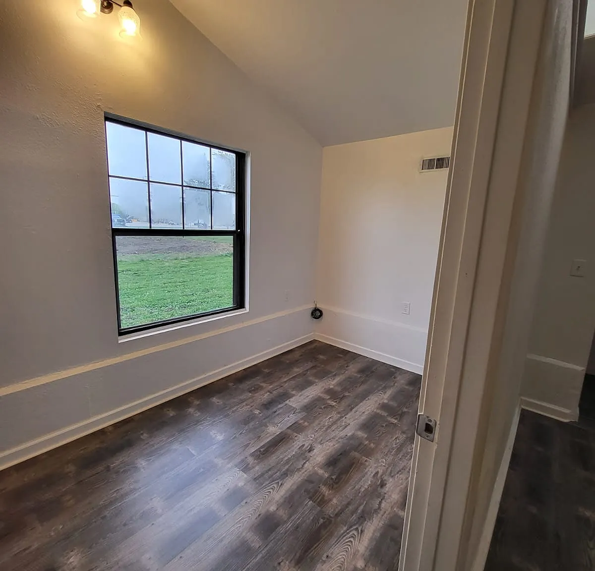210 N Chestnut St — Photo 3