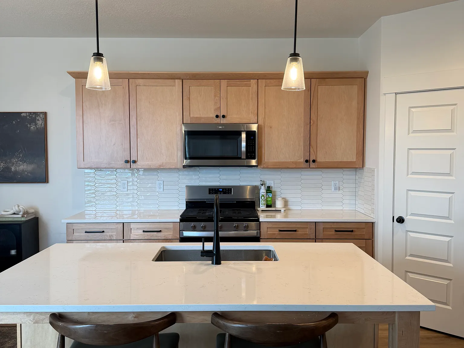 4 bed, 2.5 bath, 2400 sqft, $2,800 — Photo 2