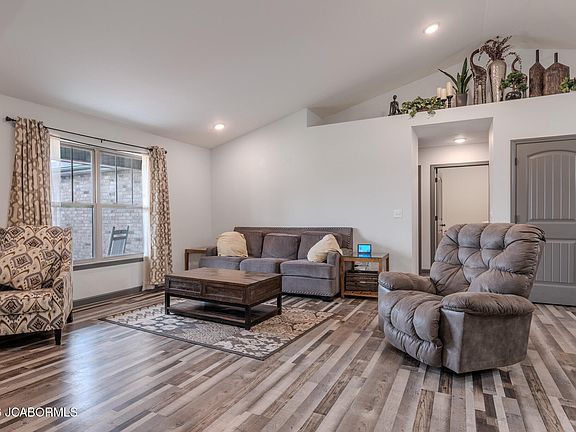 4th image of 400 Zachary Ct