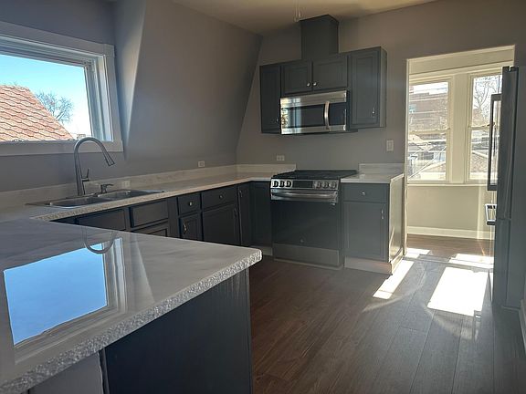 5th image of 5655 W Cornelia Ave Unit 2
