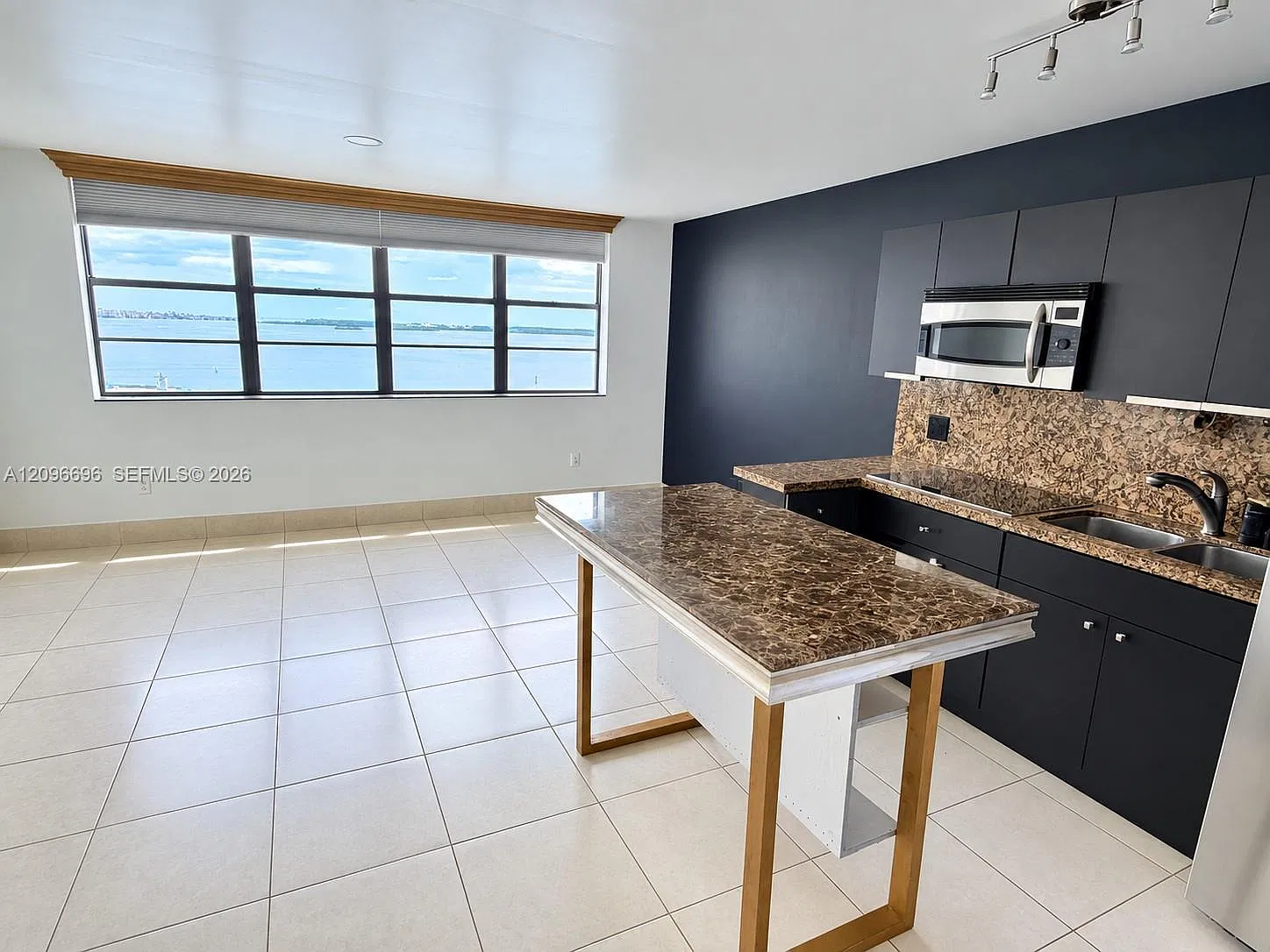 Four Ambassadors Condo Ph — Photo 2