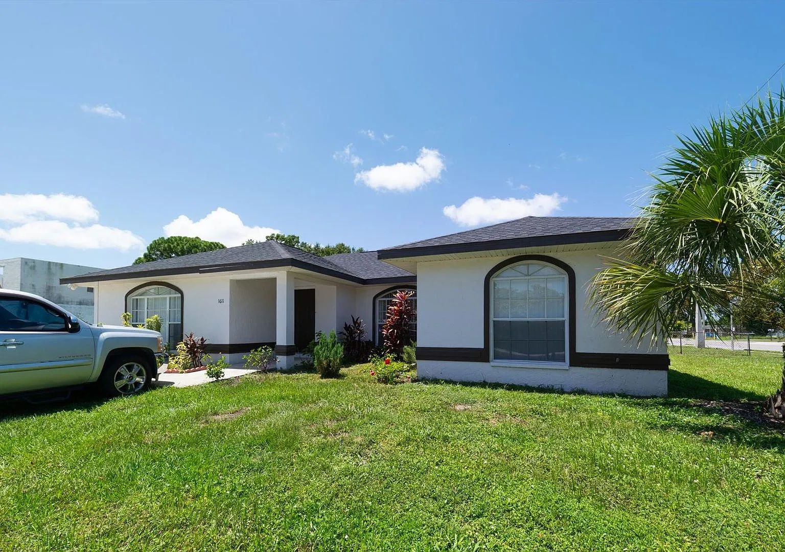 3 Bedroom in Palmetto Available Now! - Free Application — Photo 1