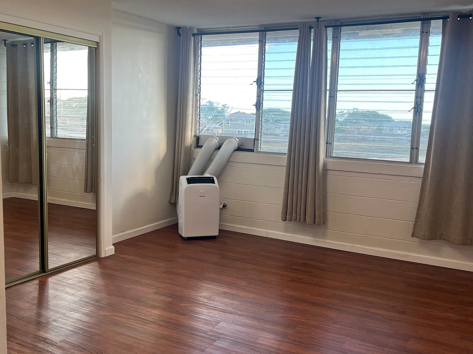 3 bed, 831 sqft, $3,300 — Photo 2