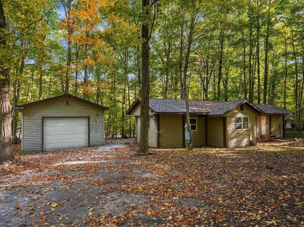 4745 Oakwood Dr, Lake Ann, MI 49650