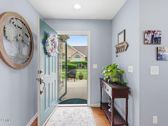 5th image of 729 Abbey Glen Way