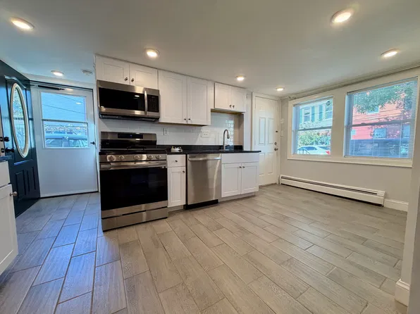 164 Charles St #1, Cambridge, MA 02141