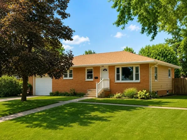 136 E 1st St, Wahoo, NE 68066