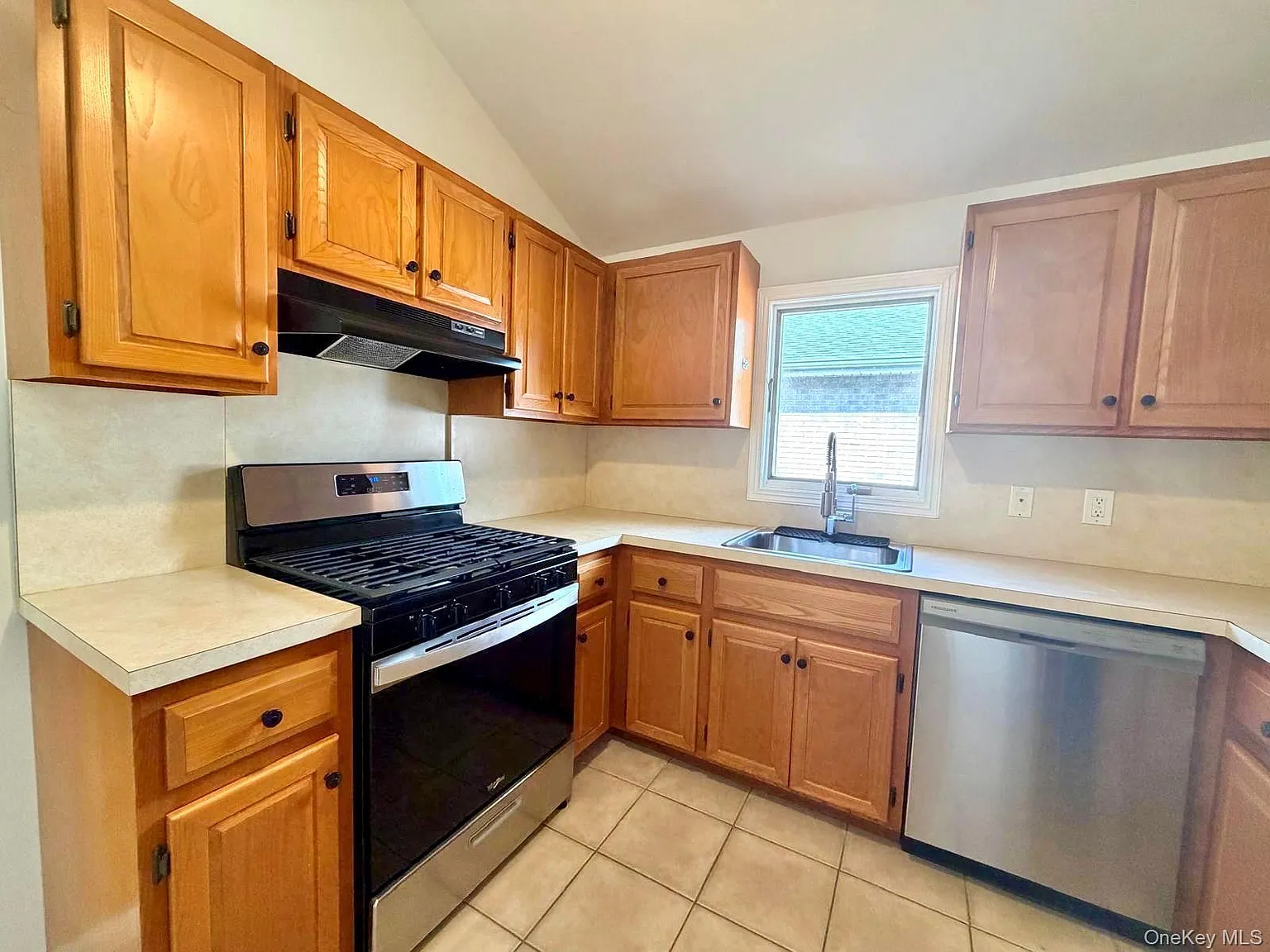 3 bed, 2.0 bath, 1200 sqft, $3,400 — Photo 2