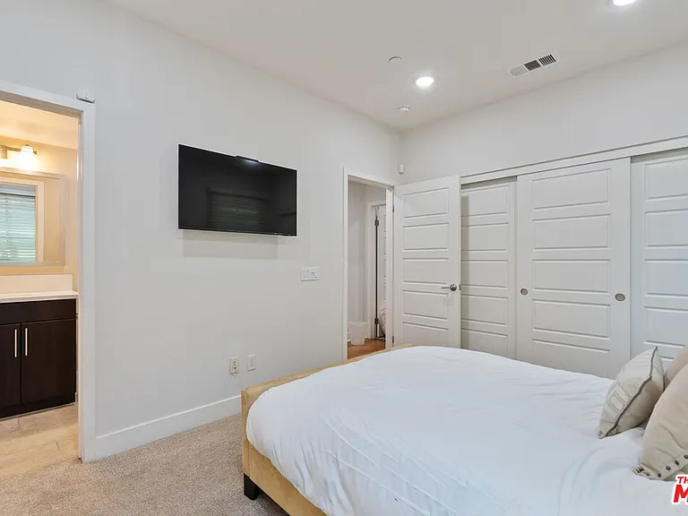 2780 N Wright Ln — Photo 32