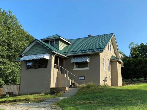 806 Chestnut St, Youngwood, PA 15697