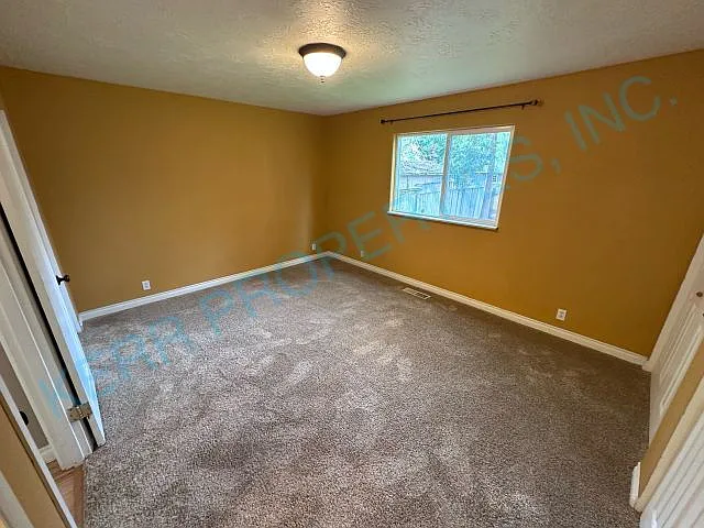 635 SE Juniper Ct E — Photo 10