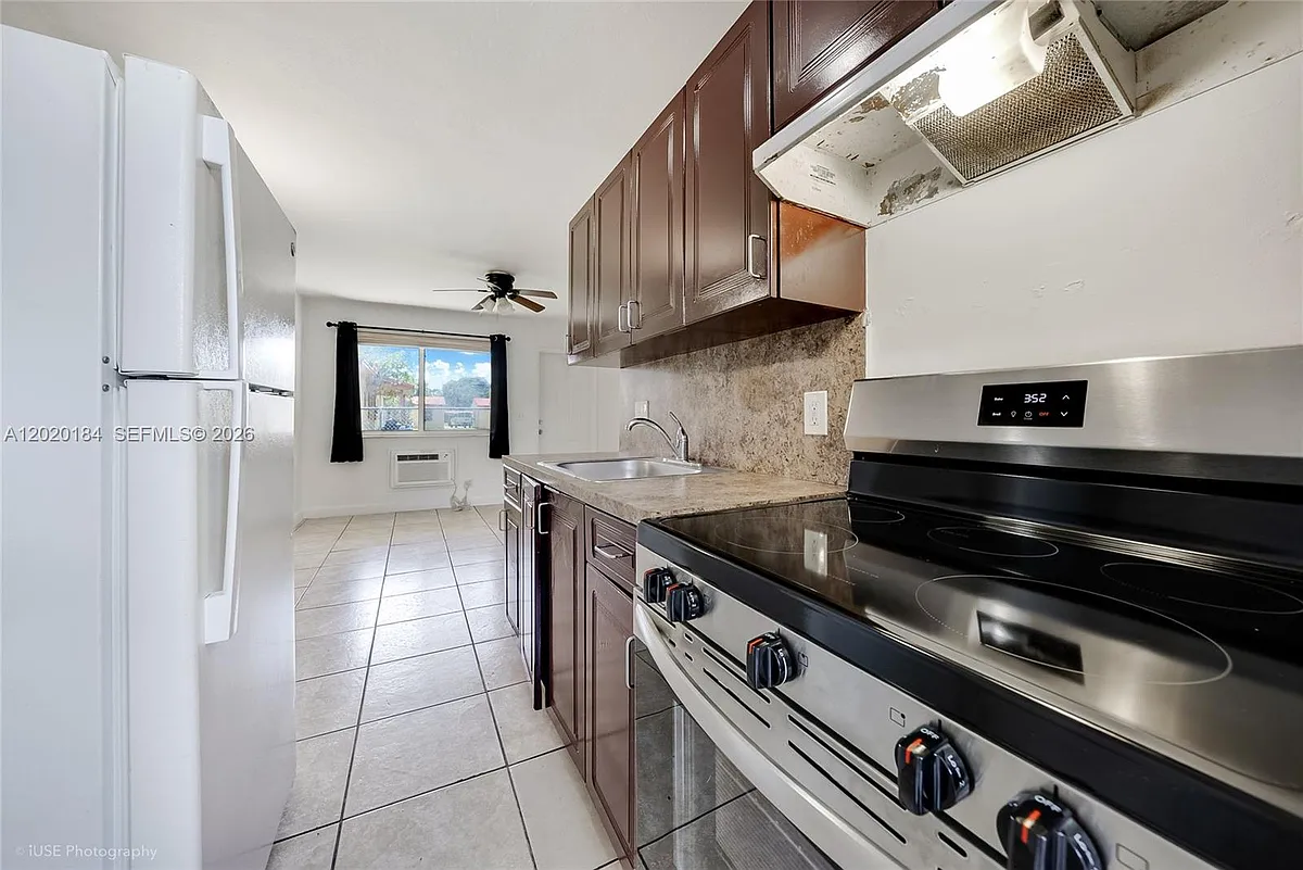 Building Photo - 1124 NW 2nd St #2