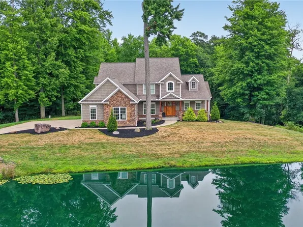 9609 Cliffview St NW, Clinton, OH 44216