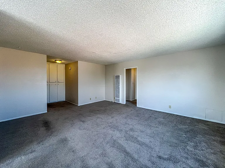 322-330 w 9th St — Photo 45