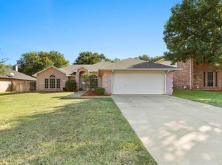 412 Glenbrook Dr, Kennedale, TX 76060
