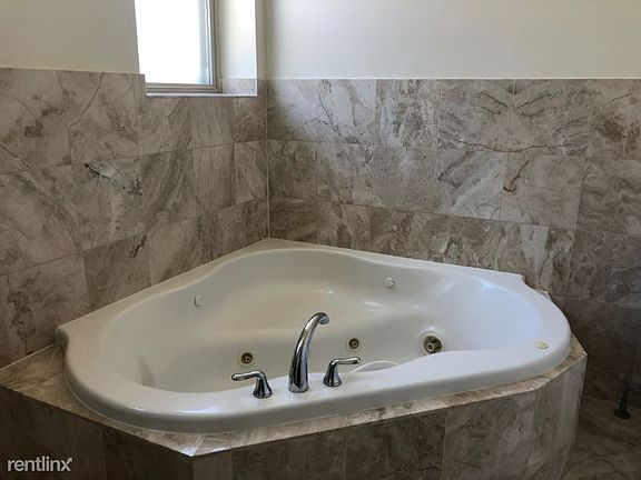 5th image of 2240 W Morse Ave APT 2