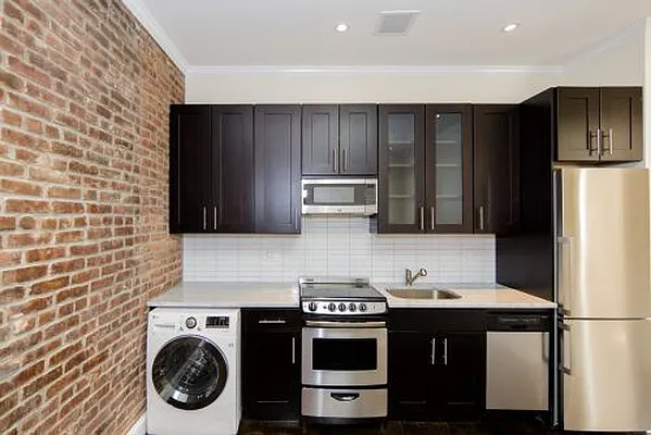 Rented by Icon Realty Management | media 23