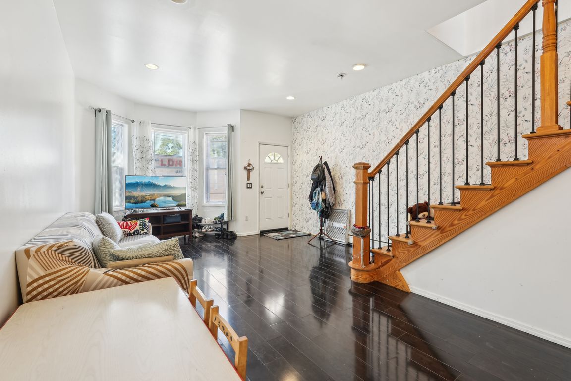 1_2 Howe Ave-2105-005.jpg