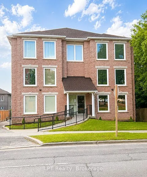 208 Centre St S #201 — Photo 1