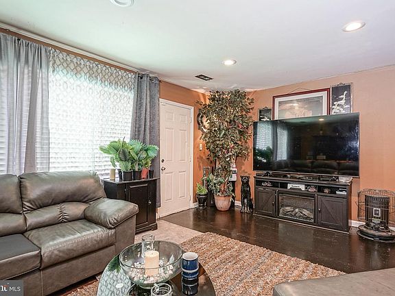 4th image of 28 Blueberry Ln