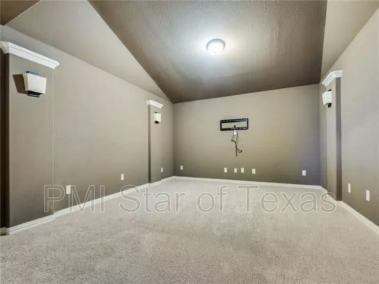 7509 Rockyford Dr — Photo 12