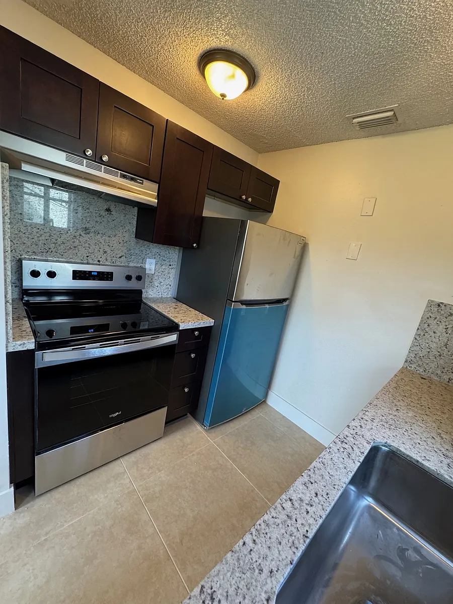 Building Photo - 1141 W River Dr