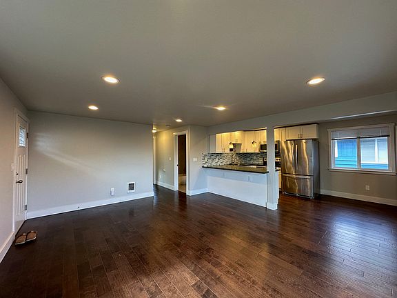 Entry/Living Room