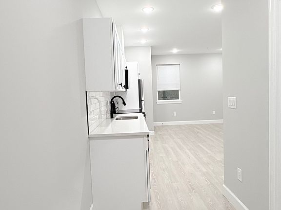 4th image of 168-170 Fair St #10
