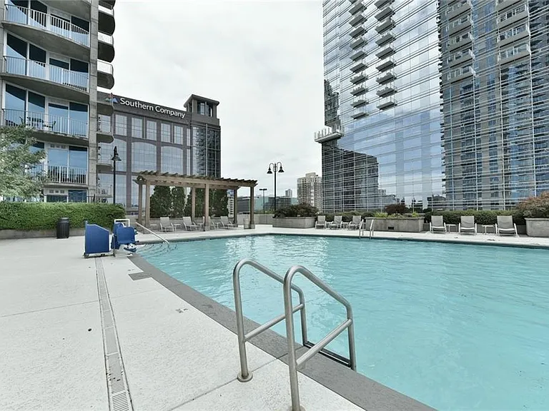 400 W Peachtree St NW #711 — Photo 33