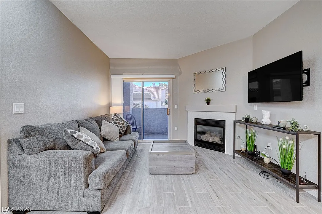 1 bed, 1.0 bath, 710 sqft, $3,000 — Photo 2