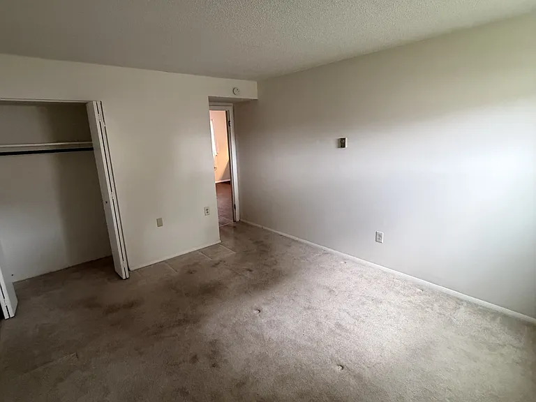 102 N George St — Photo 6